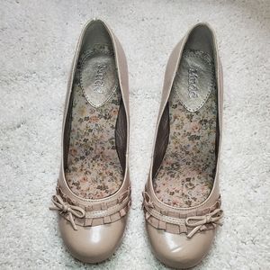 Never worn Mudd size 7 1/2 heels